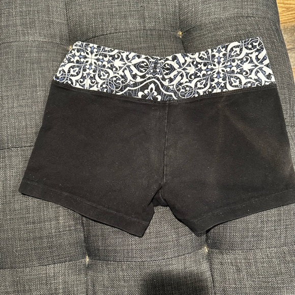 Yoga Shorts (S) - Picture 2 of 3